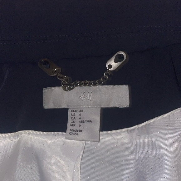 H&M Navy Fitted Blazer with Pockets and Shoulder Padding - Picture 2 of 6